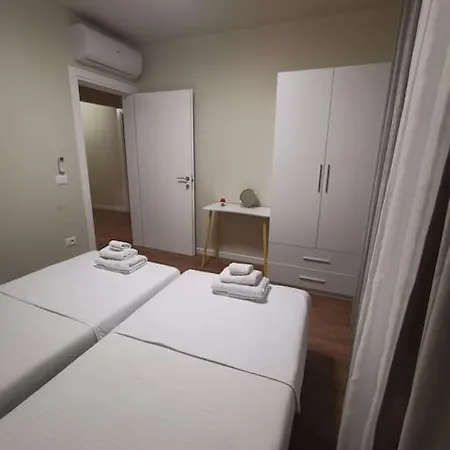 Apartment Center With Balcony *